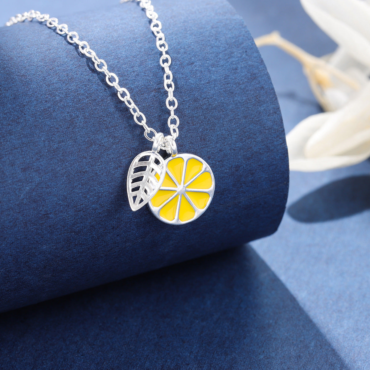 Fresh And Elegant Lemon Fruit Leaf Necklace For Women قلادة أنيقة ومنعشة على شكل ورقة ليمون للنساء