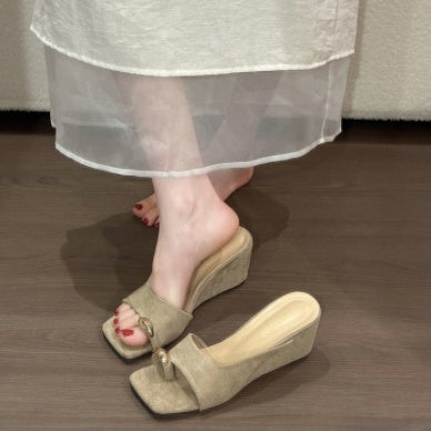 Elegant Premium Square Toe Metal Buckle Toe Loop Slide Sandals For Women, Minimalist Suede Designer Casual Mule Slippers صندل نسائي أنيق فاخر ذو مقدمة مربعة وإبزيم معدني وحلقة إصبع، شبشب مفتوح من الخلف بتصميم بسيط من جلد الغزال