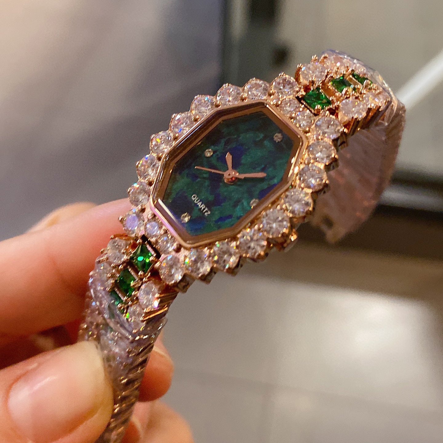 Dial Wine Barrel Type Full Diamond Green Watch ساعة يد خضراء مرصعة بالألماس الكامل، بتصميم برميل نبيذ