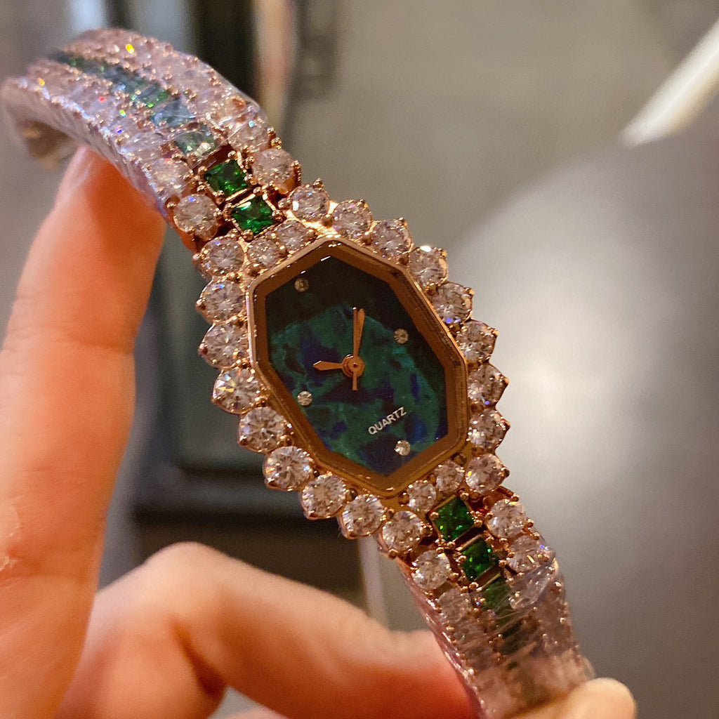 Dial Wine Barrel Type Full Diamond Green Watch ساعة يد خضراء مرصعة بالألماس الكامل، بتصميم برميل نبيذ