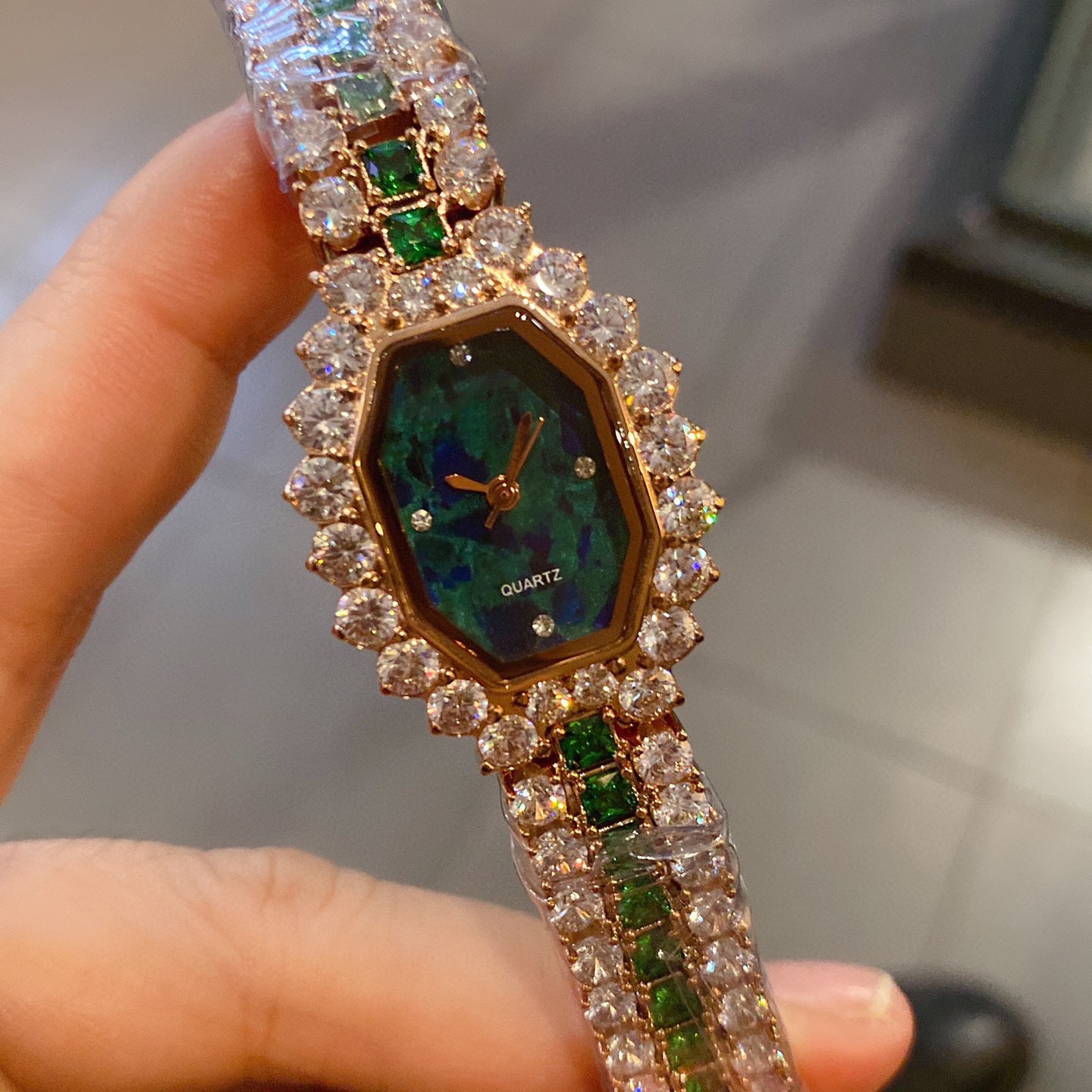 Dial Wine Barrel Type Full Diamond Green Watch ساعة يد خضراء مرصعة بالألماس الكامل، بتصميم برميل نبيذ