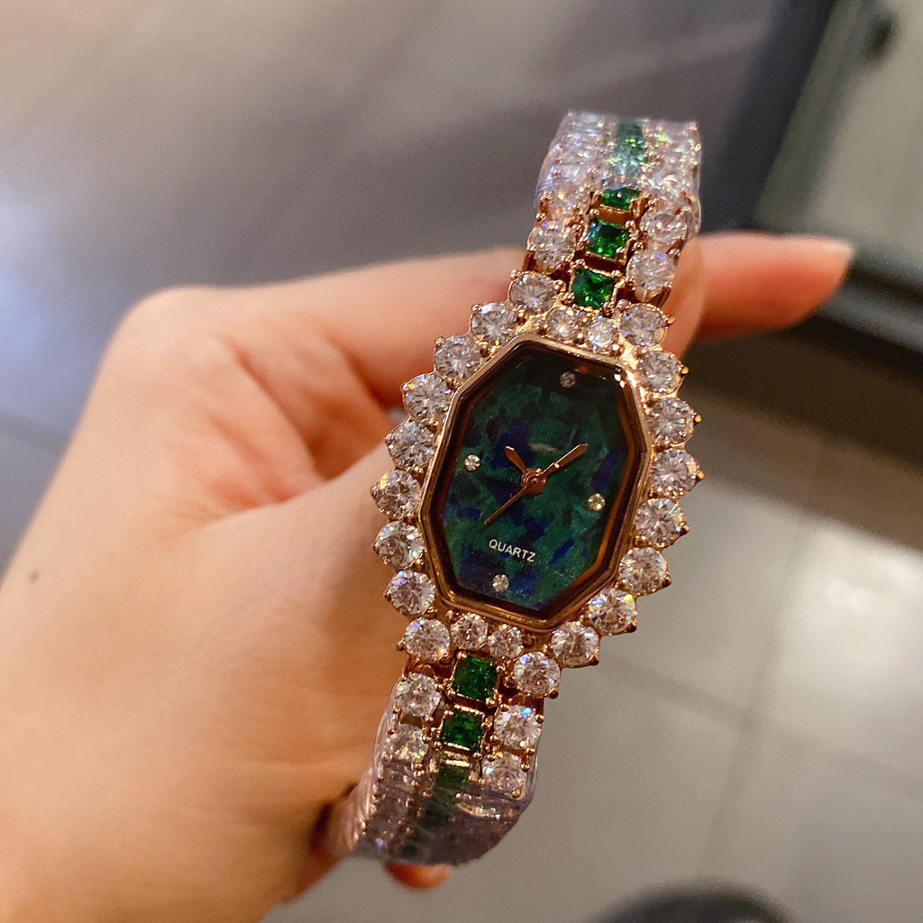 Dial Wine Barrel Type Full Diamond Green Watch ساعة يد خضراء مرصعة بالألماس الكامل، بتصميم برميل نبيذ