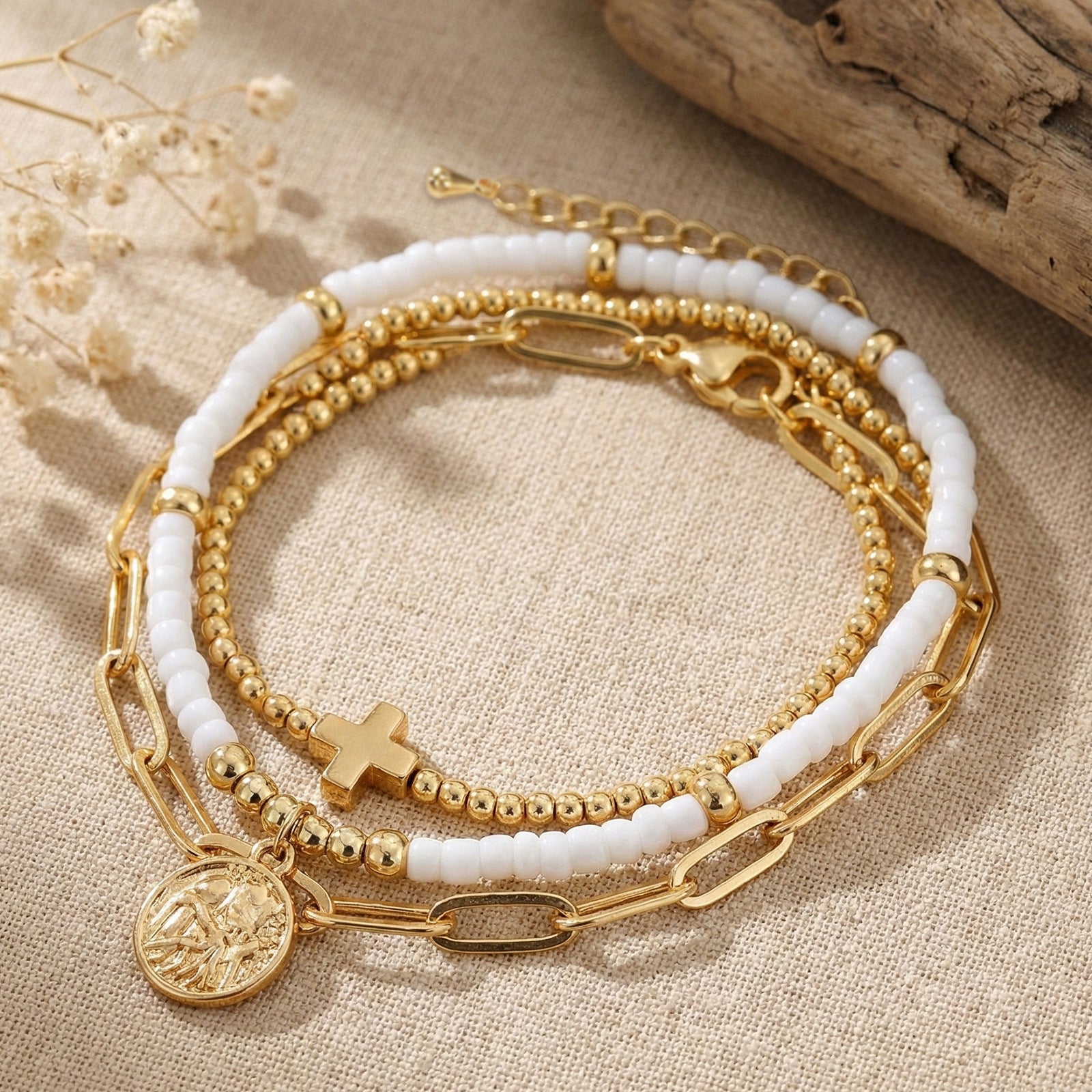 Adjustable Multi-Layer Gold Bead Heart Charm Bracelet سوار قابل للتعديل متعدد الطبقات مزين بخرز ذهبي على شكل قلب