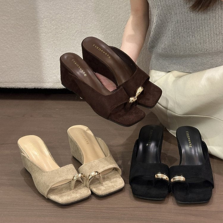 Elegant Premium Square Toe Metal Buckle Toe Loop Slide Sandals For Women, Minimalist Suede Designer Casual Mule Slippers صندل نسائي أنيق فاخر ذو مقدمة مربعة وإبزيم معدني وحلقة إصبع، شبشب مفتوح من الخلف بتصميم بسيط من جلد الغزال