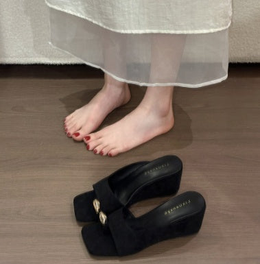 Elegant Premium Square Toe Metal Buckle Toe Loop Slide Sandals For Women, Minimalist Suede Designer Casual Mule Slippers صندل نسائي أنيق فاخر ذو مقدمة مربعة وإبزيم معدني وحلقة إصبع، شبشب مفتوح من الخلف بتصميم بسيط من جلد الغزال