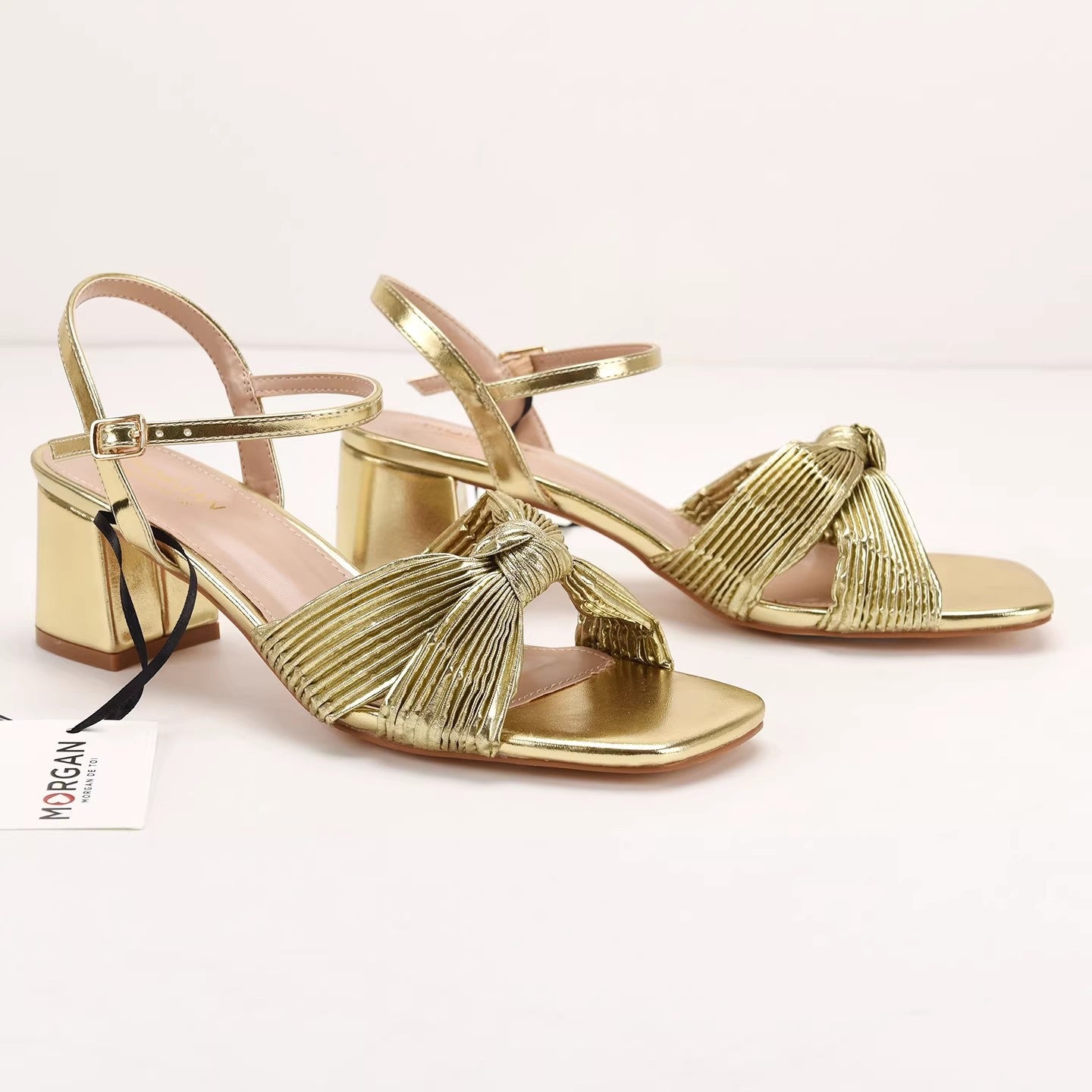 Cross-Strap Knot Square-Toe Mid-Heel Sandals صندل بكعب متوسط ومقدمة مربعة مزينة بعقدة على شكل حزام متقاطع