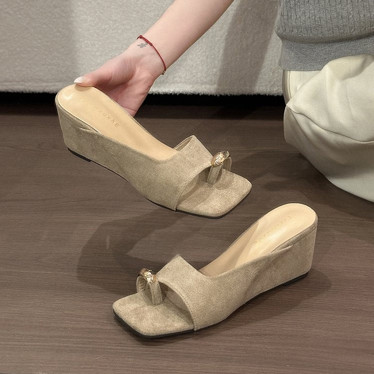 Elegant Premium Square Toe Metal Buckle Toe Loop Slide Sandals For Women, Minimalist Suede Designer Casual Mule Slippers صندل نسائي أنيق فاخر ذو مقدمة مربعة وإبزيم معدني وحلقة إصبع، شبشب مفتوح من الخلف بتصميم بسيط من جلد الغزال