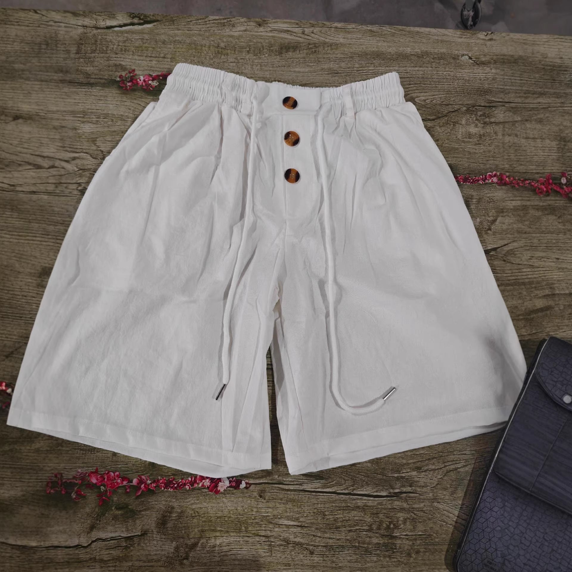 Men's Loose-Fit American-Style Linen Beach Casual Washed Button-Up قميص رجالي فضفاض بنمط أمريكي من الكتان، مناسب للشاطئ، بقصة مريحة وأزرار أمامية.