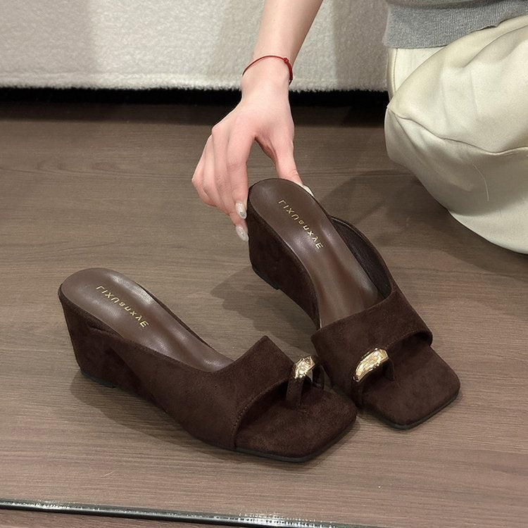 Elegant Premium Square Toe Metal Buckle Toe Loop Slide Sandals For Women, Minimalist Suede Designer Casual Mule Slippers صندل نسائي أنيق فاخر ذو مقدمة مربعة وإبزيم معدني وحلقة إصبع، شبشب مفتوح من الخلف بتصميم بسيط من جلد الغزال