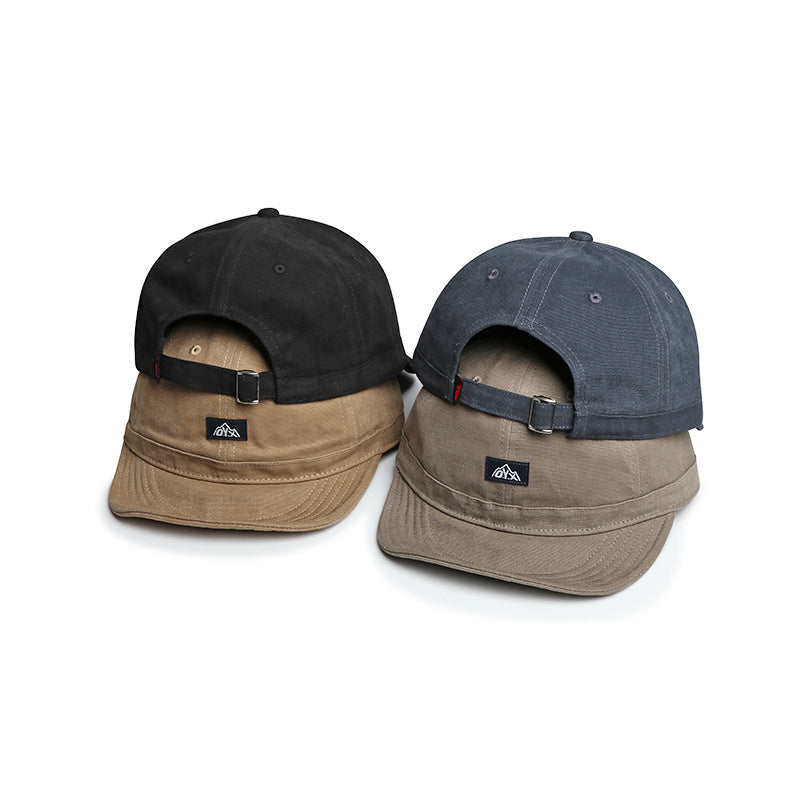 Casual Style Baseball Cap Suitable For Outdoor Outings, Mountain Climbing, Sun Protection, Daily Commuting. قبعة بيسبول رجالية بلون موحد، ذات حافة قصيرة وشعار مخيط، مناسبة للرحلات الخارجية، وتسلق الجبال، والحماية من الشمس، والتنقل اليومي.