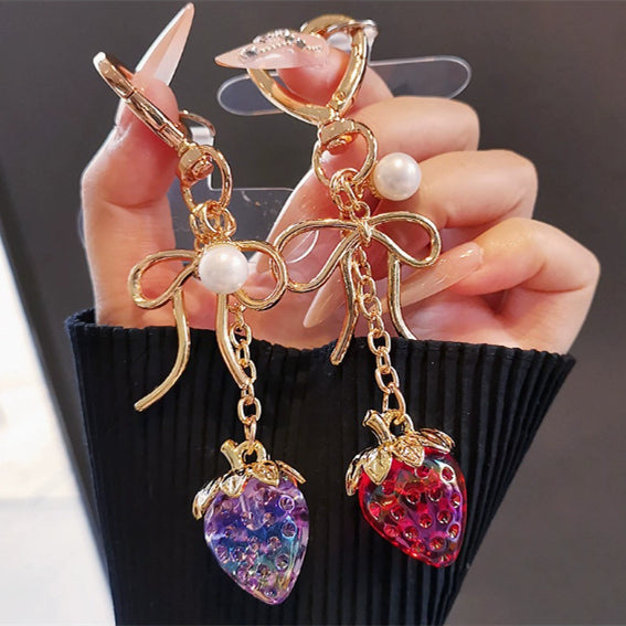 Fresh, Versatile Transparent Strawberry Phone Charmkeychain     سلسلة مفاتيح على شكل فراولة شفافة ومنعشة ومتعددة الاستخدامات للهاتف