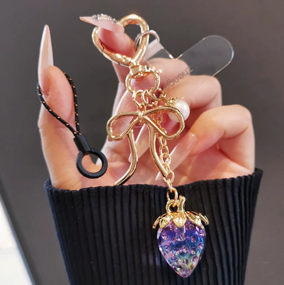 Fresh, Versatile Transparent Strawberry Phone Charmkeychain     سلسلة مفاتيح على شكل فراولة شفافة ومنعشة ومتعددة الاستخدامات للهاتف