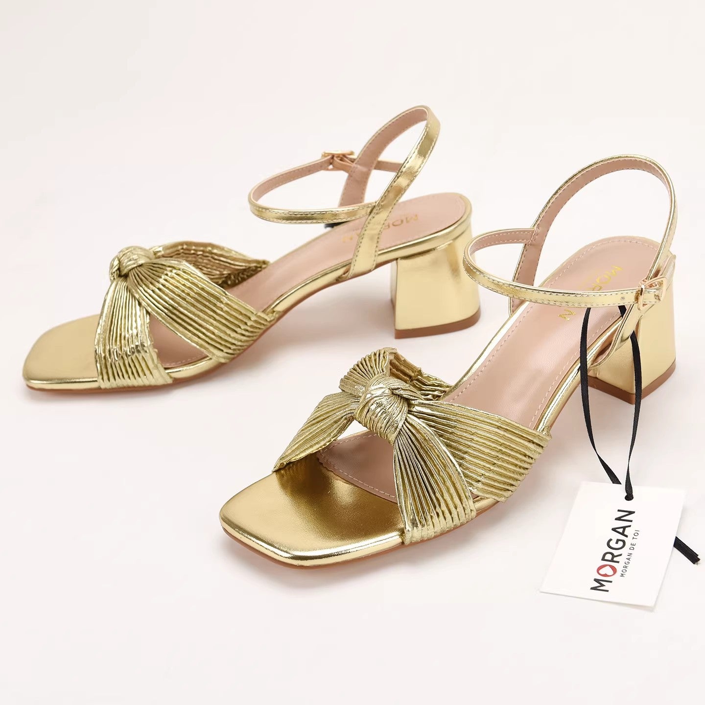 Cross-Strap Knot Square-Toe Mid-Heel Sandals صندل بكعب متوسط ومقدمة مربعة مزينة بعقدة على شكل حزام متقاطع