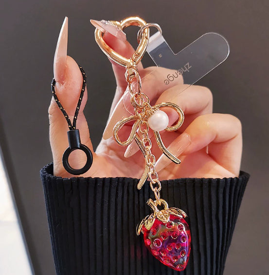 Fresh, Versatile Transparent Strawberry Phone Charmkeychain     سلسلة مفاتيح على شكل فراولة شفافة ومنعشة ومتعددة الاستخدامات للهاتف