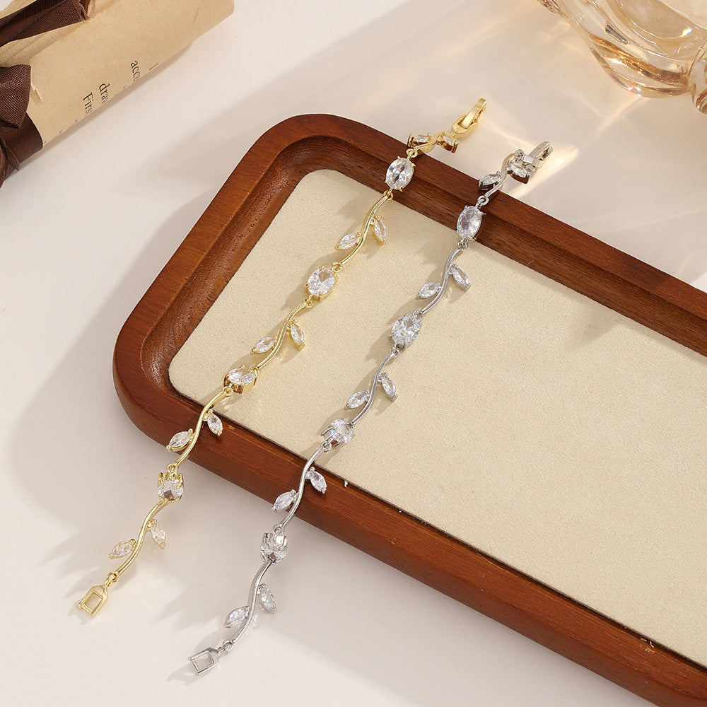 Light Luxury Rattan Leaf Zircon Bracelet For Women سوار فاخر خفيف الوزن من أوراق الروطان مرصع بالزركون للنساء