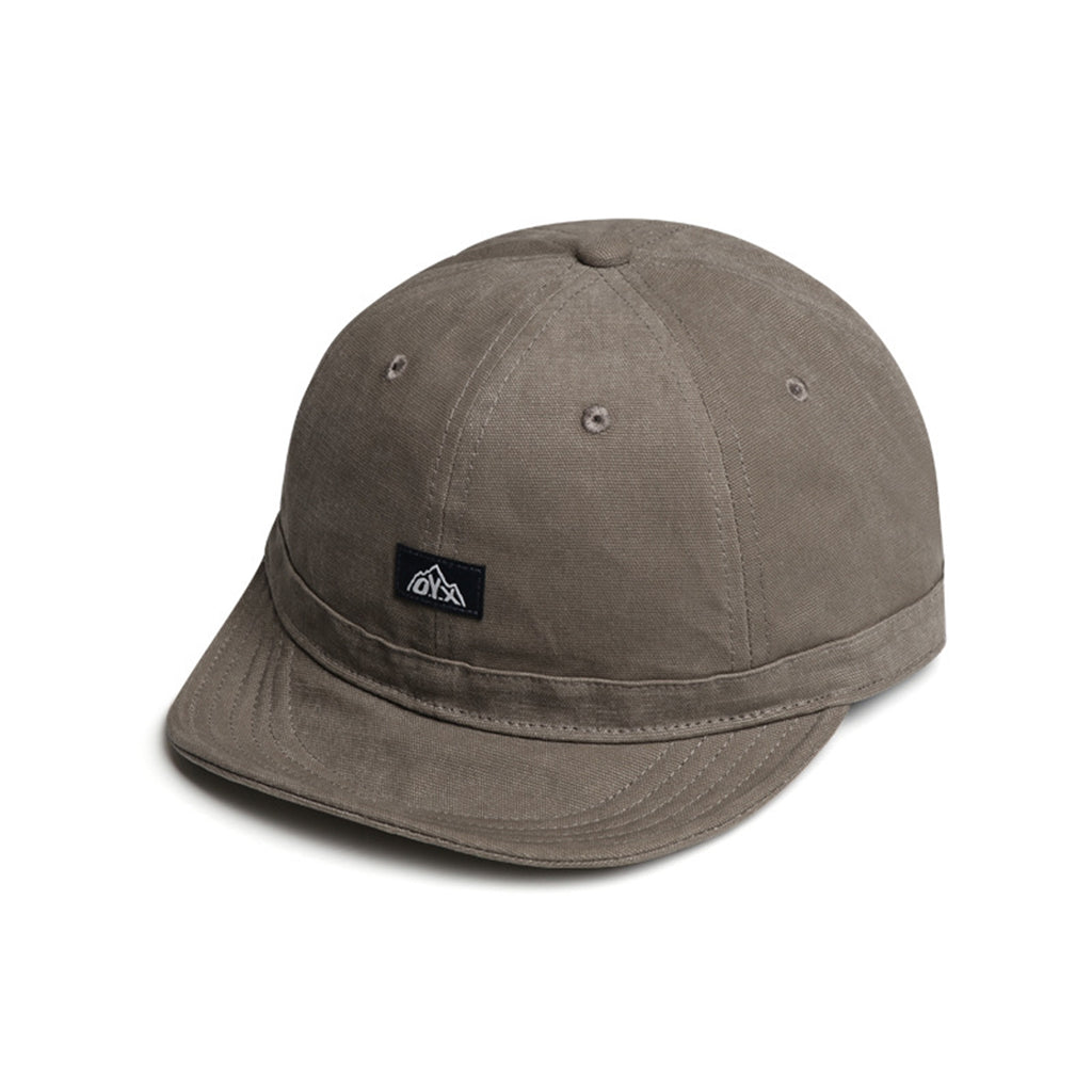 Casual Style Baseball Cap Suitable For Outdoor Outings, Mountain Climbing, Sun Protection, Daily Commuting. قبعة بيسبول رجالية بلون موحد، ذات حافة قصيرة وشعار مخيط، مناسبة للرحلات الخارجية، وتسلق الجبال، والحماية من الشمس، والتنقل اليومي.