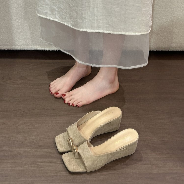 Elegant Premium Square Toe Metal Buckle Toe Loop Slide Sandals For Women, Minimalist Suede Designer Casual Mule Slippers صندل نسائي أنيق فاخر ذو مقدمة مربعة وإبزيم معدني وحلقة إصبع، شبشب مفتوح من الخلف بتصميم بسيط من جلد الغزال