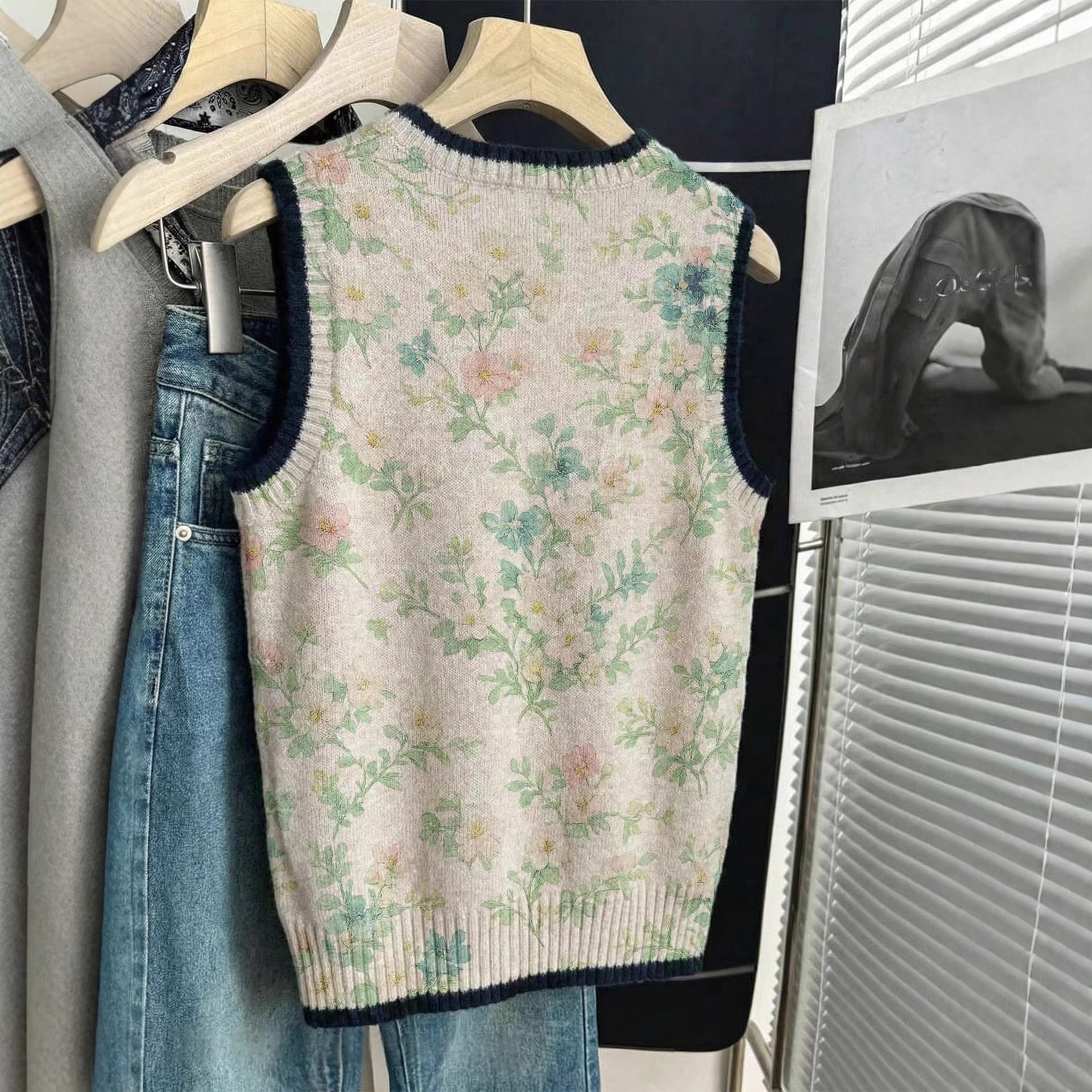 Small Floral Knitted Vest Womens Loose-Fitting Outerwear Sleeveless Sweater سترة نسائية قصيرة محبوكة بنقوش زهور صغيرة، فضفاضة، بدون أكمام